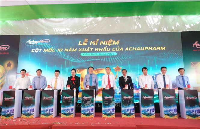 Các đại biểu thực hiện nghi thức đặt tay đánh dấu đơn hàng thứ 500 xuất khẩu sang thị trường Trung Đông của Công ty TNHH Thuốc thú y Á Châu. Ảnh: Thanh Liêm - TTXVN