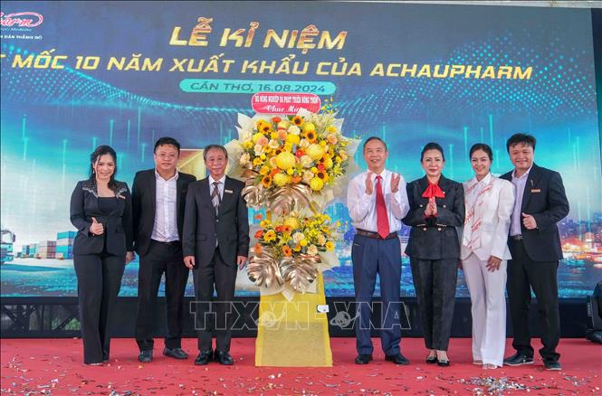 Thứ trưởng Bộ Nông nghiệp và Phát triển nông thôn Phùng Đức Tiến chúc mừng Công ty TNHH Thuốc thú y Á Châu xuất khẩu đơn hàng thứ 500 sang thị trường Trung Đông. Ảnh: Thanh Liêm - TTXVN