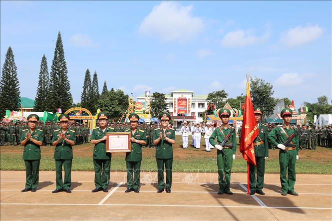 Thừa ủy quyền của Chủ tịch nước, Trung tướng Phạm Trường Sơn, Phó Tổng Tham mưu trưởng Quân đội nhân dân Việt Nam trao Huân chương Bảo vệ Tổ quốc hạng Nhất tặng Lữ đoàn Đặc công Bộ 198. Ảnh: Hoài Thu – TTXVN