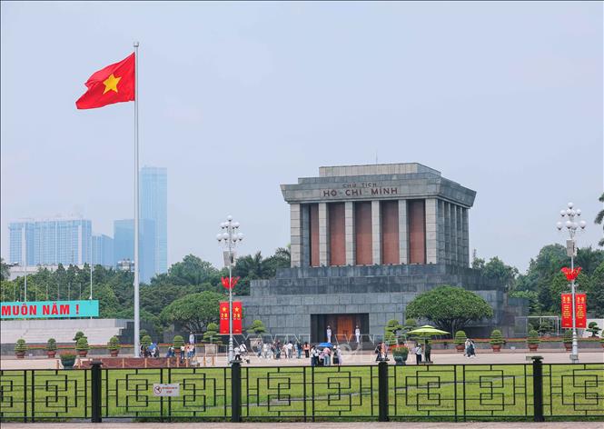 Lăng Chủ tịch Hồ Chí Minh rực rỡ cờ, băng rôn chào mừng Quốc khánh 2/9. Ảnh: Hoàng Hiếu - TTXVN