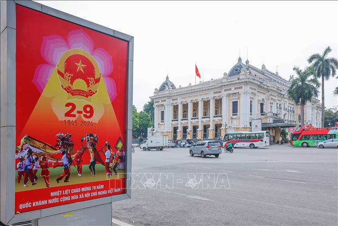 Pano chào mừng Quốc khánh được đặt tại Quảng trường Cách mạng tháng Tám. Ảnh: Hoàng Hiếu - TTXVN