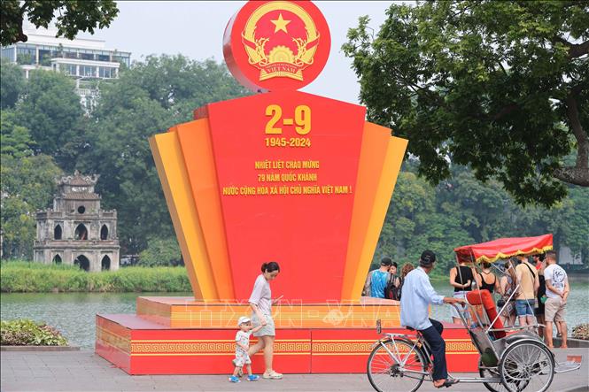 Chào mừng 79 năm Quốc khánh nước Cộng hoà xã hội chủ nghĩa Việt Nam tại khu vực hồ Hoàn Kiếm. Ảnh: Hoàng Hiếu - TTXVN