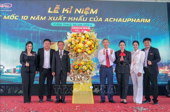 The A Chau (Asia) Veterinary Medicine Co. Ld holds a ceremony in Can Tho city on August 16 to mark its 500th order to the Middle East market. VNA Photo: Thanh Liêm 
