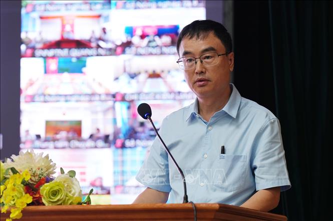 Giáo sư, Tiến sĩ Võ Xuân Vinh, Viện trưởng Viện Nghiên cứu Kinh doanh tham luận tại toạ đàm. Ảnh: Xuân Anh - TTXVN
