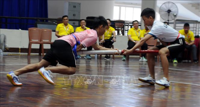 Thi đấu trận chung kết nam hạng cân 41kg giữa VĐV của Lạng Sơn và Bắc Giang. Ảnh: Nguyễn Công Hải - TTXVN
