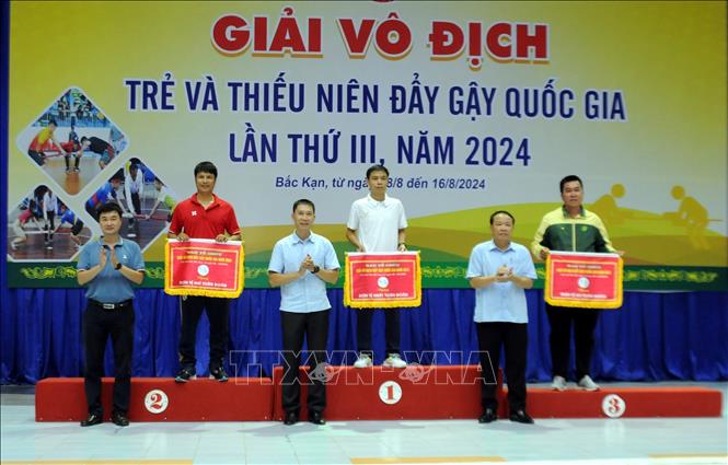 Ban tổ chức trao giái Nhất, Nhì, Ba toàn đoàn cho đoàn tỉnh Bắc Giang, Thái Nguyên, Thành phố Hồ Chí Minh. Ảnh: Nguyễn Công Hải - TTXVN