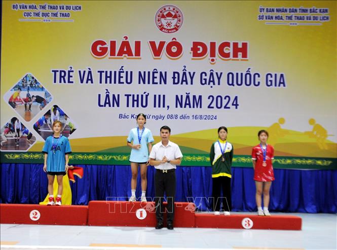 Ban tổ chức trao huy chương Vàng, Bạc, Đồng cho các VĐV nữ ở hạng cân trên 38 đến 41kg của đoàn Bắc Giang, Yên Bái, Bắc Kạn, Thành phố Hồ Chí Minh. Ảnh: Nguyễn Công Hải - TTXVN.
