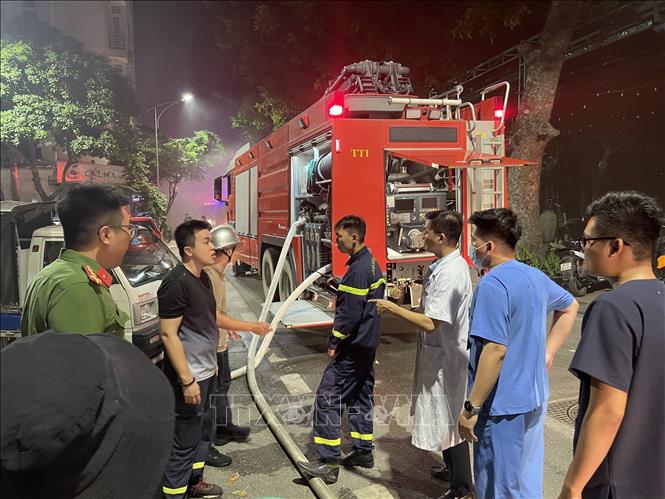 Lực lượng chức năng tiếp cận hiện trường đám cháy. Ảnh: Minh Quyết - TTXVN