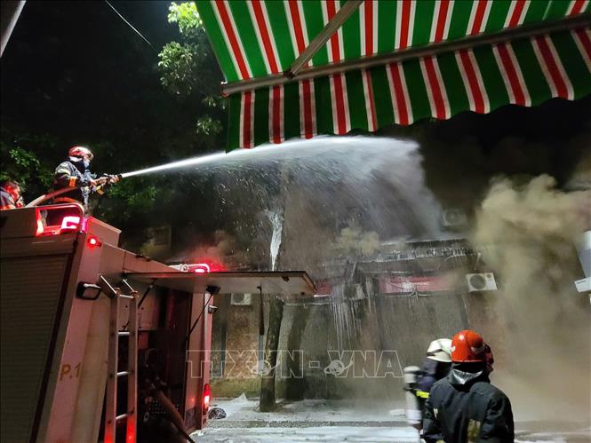 Lực lượng PCCC vẫn đang nỗ lực dập tắt đám cháy. Ảnh: Doãn Tấn - TTXVN 