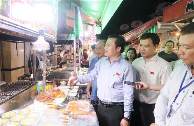 Đoàn giám sát tìm hiểu công tác đảm bảo an toàn thực phẩm của hộ kinh doanh thức ăn đường phố. Ảnh: Đinh Hằng – TTXVN