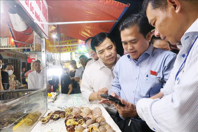 Đoàn giám sát tìm hiểu công tác đảm bảo an toàn thực phẩm của hộ kinh doanh thức ăn đường phố. Ảnh: Đinh Hằng – TTXVN