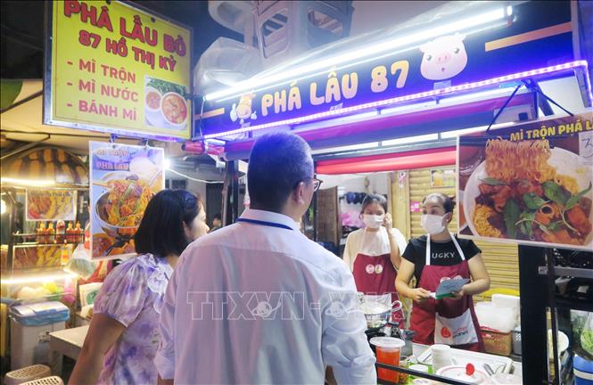 Nhiều người dân, khách du lịch tìm đến Phố ẩm thực Hồ Thị Kỷ. Ảnh: Đinh Hằng - TTXVN