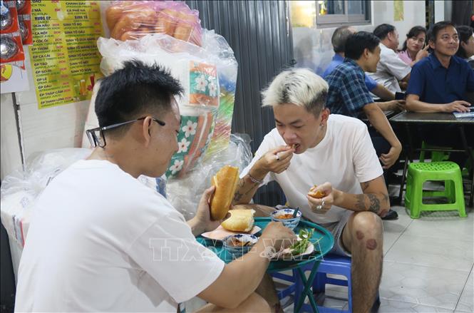 Nhiều người dân, khách du lịch tìm đến Phố ẩm thực Hồ Thị Kỷ. Ảnh: Đinh Hằng - TTXVN