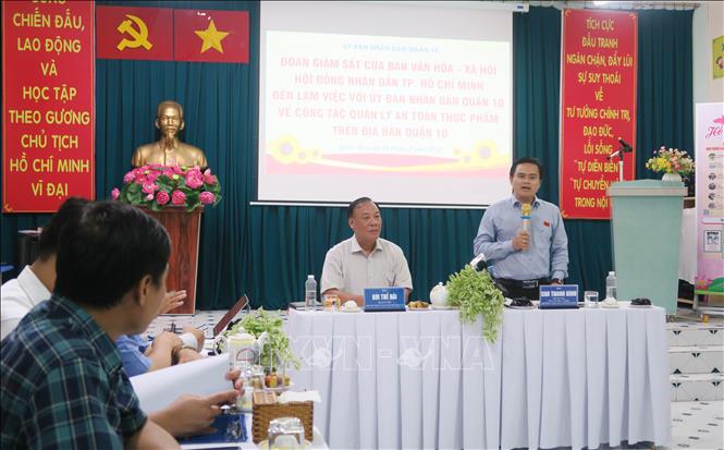 Đoàn giám sát tìm hiểu công tác đảm bảo an toàn thực phẩm của hộ kinh doanh thức ăn đường phố. Ảnh: Đinh Hằng – TTXVN