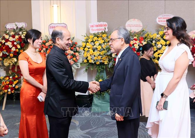 Indian Ambassador to Vietnam Sandeep Arya welcomes international delegates. VNA Photo: An Đăng