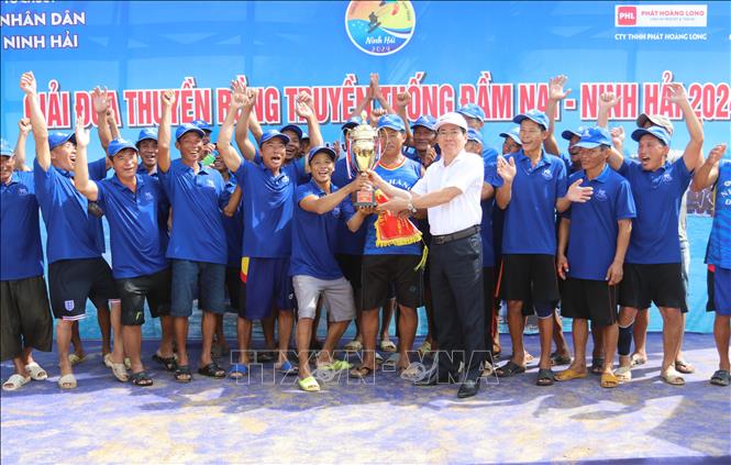Lãnh đạo huyện Ninh Hải trao giải Nhất cho đội thuyền rồng Tri Thủy. Ảnh: Nguyễn Thành – TTXVN