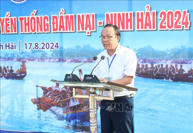 Ông Nguyễn Khắc Hòa – Phó Chủ tịch UBND huyện Ninh Hải phát biểu khai mạc giải đua thuyền rồng Đầm Nại – Ninh Hải 2024. Ảnh: Nguyễn Thành – TTXVN
