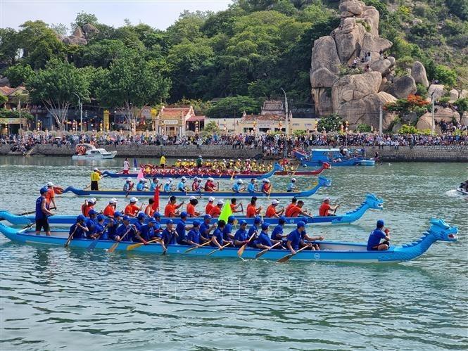 Các đội đua thuyền rồng tham gia tranh tài. Ảnh: Nguyễn Thành – TTXVN
