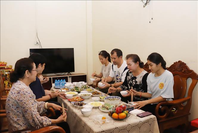Bữa cơm sum vầy của gia đình bà Trần Thị Tuyết Anh trong dịp lễ Vu lan. Ảnh: Xuân Tú - PV TTXVN tại Lào