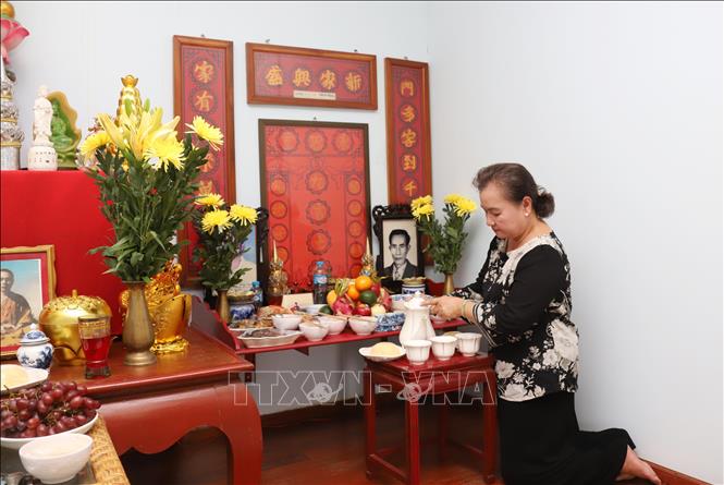 Gia đình người Việt tại Lào sắp xếp mâm cơm chay cúng tổ tiên trong dịp lễ Vu lan. Ảnh: Xuân Tú - PV TTXVN tại Lào