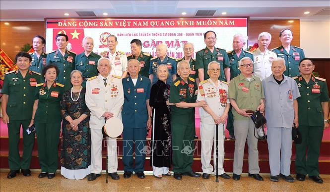 Các cựu chiến binh Sư đoàn 308 từng tham gia cuộc kháng chiến chống Pháp dự buổi gặp mặt. Ảnh: Trọng Đức - TTXVN