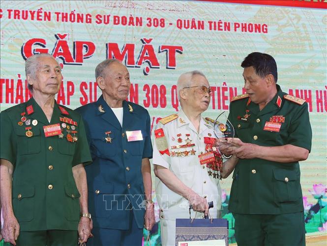 Đại diện Ban liên lạc Sư đoàn 308 tặng quà các cựu chiến binh từng tham gia cuộc kháng chiến chống Pháp và về tiếp quản Thủ đô năm 1954. Ảnh: Trọng Đức - TTXVN