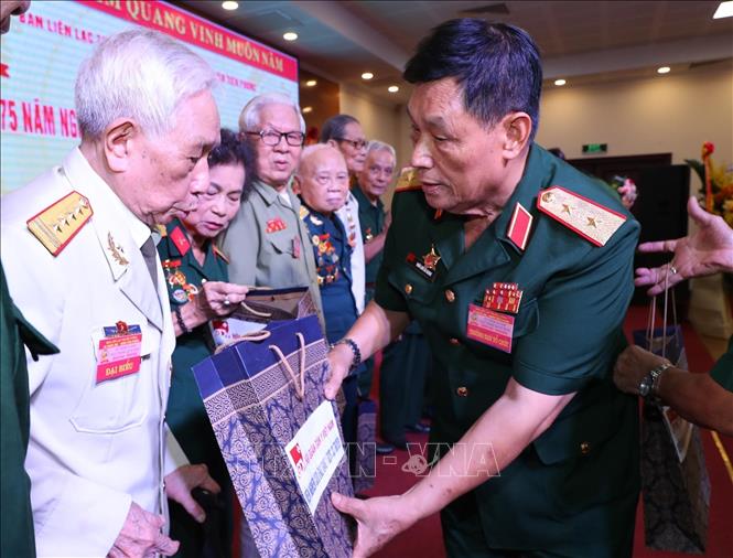 Đại diện Ban liên lạc Sư đoàn 308 tặng quà các cựu binh từng tham gia cuộc kháng chiến chống Pháp và về tiếp quản Thủ đô năm 1954. Ảnh: Trọng Đức - TTXVN