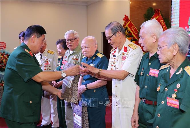 Đại diện Ban liên lạc Sư đoàn 308 tặng quà các cựu binh từng tham gia cuộc kháng chiến chống Pháp và về tiếp quản Thủ đô năm 1954. Ảnh: Trọng Đức - TTXVN