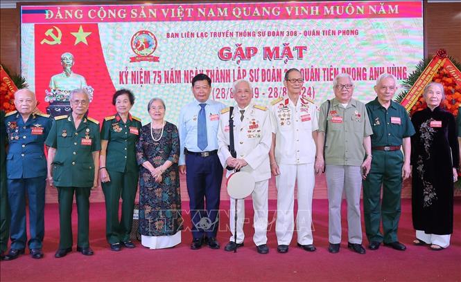 Các cựu chiến binh Sư đoàn 308 từng tham gia cuộc kháng chiến chống Pháp dự buổi gặp mặt. Ảnh: Trọng Đức - TTXVN
