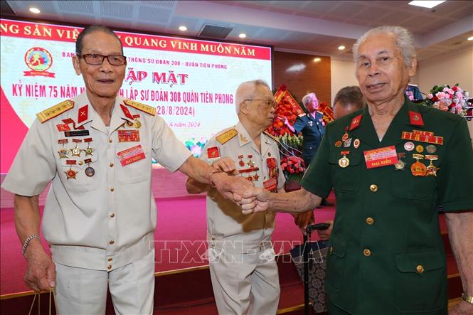 Các cựu chiến binh tham gia cuộc kháng chiến chống Pháp và từng về tiếp quản Thủ đô năm 1954 tại buổi gặp mặt. Ảnh: Trọng Đức - TTXVN