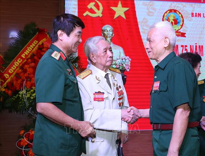 Lãnh đạo Ban liên lạc Sư đoàn và các cựu chiến binh tham gia cuộc kháng chiến chống Pháp, từng về tiếp quản Thủ đô năm 1954 tại buổi gặp mặt. Ảnh: Trọng Đức - TTXVN