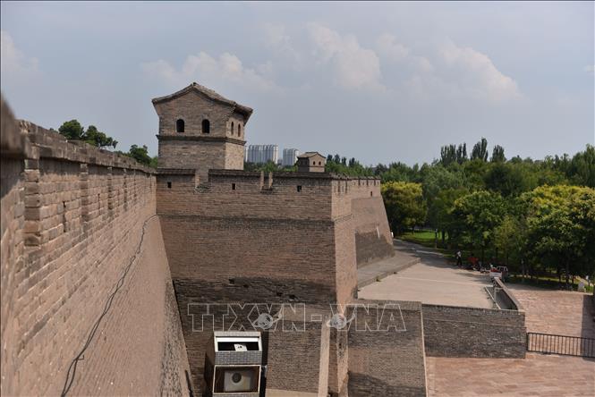 Thành cổ có chu vi 6.157,5m. Thân tường đắp bằng đất thô, ngoài bọc gạch. Tường thành cao 12m, đỉnh thành dày 3-6m, chân thành dày 9-12m. Trên thành, cứ cách 50m bố trí một tháp canh. Ảnh: Thành Dương - PV TTXVN tại Trung Quốc