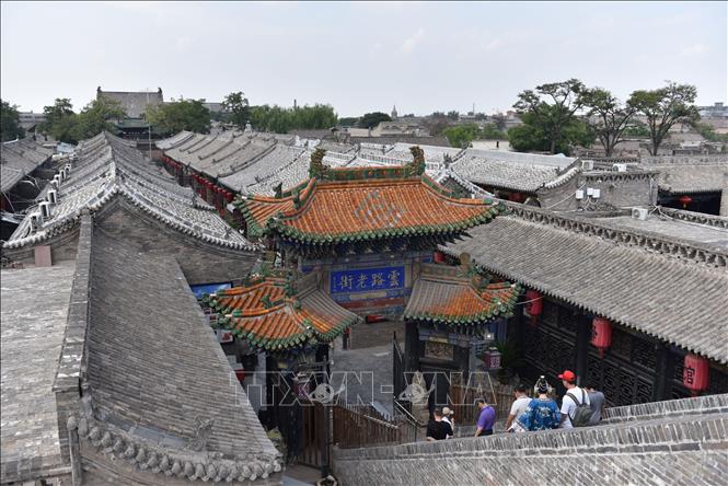 Đến nay, Thành cổ vẫn còn lưu giữ hầu hết các công trình kiến trúc và cơ sở hạ tầng được xây dựng từ triều đại nhà Minh và nhà Thanh. Các dãy phố và cửa hàng ở đây đều giữ nguyên được nét cổ kính xưa. Ảnh: Thành Dương - PV TTXVN tại Trung Quốc 