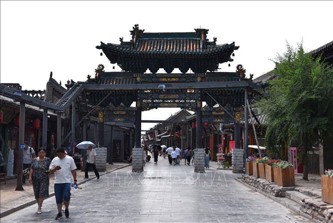 Đến nay, Thành cổ vẫn còn lưu giữ hầu hết các công trình kiến trúc và cơ sở hạ tầng được xây dựng từ triều đại nhà Minh và nhà Thanh. Các dãy phố và cửa hàng ở đây đều giữ nguyên được nét cổ kính xưa. Ảnh: Thành Dương - PV TTXVN tại Trung Quốc 