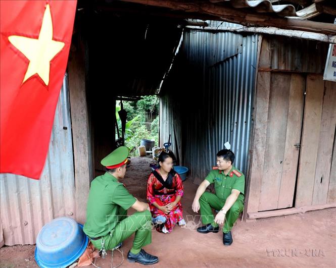 Công an huyện Mường Nhé (Điện Biên) thăm hỏi chị Giàng Thị Xua (nạn nhân mua bán người) ở bản Co Lót. Hình ảnh 