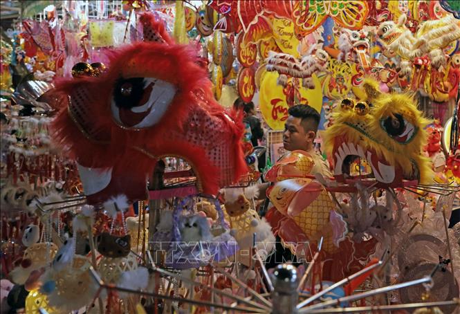 Nhiều loại đồ chơi dân gian bày bán trên phố Hàng Mã. Ảnh: Trần Việt - TTXVN