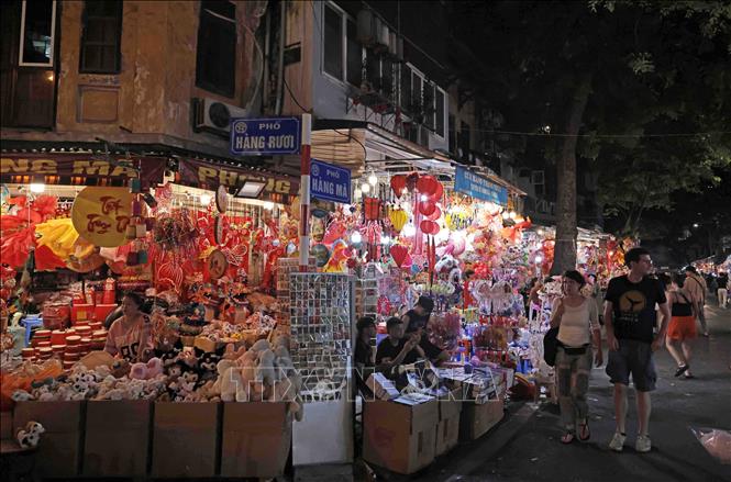 Phố Hàng Mã, điểm đến nhiều du khách những ngày này. Ảnh: Trần Việt - TTXVN