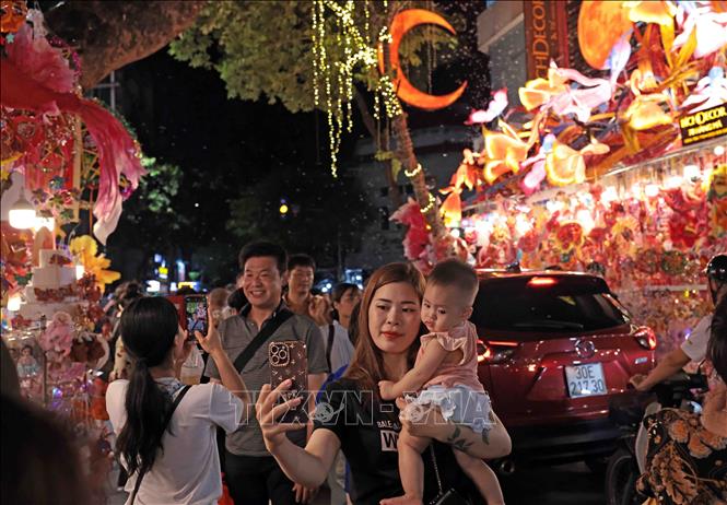Phố Hàng Mã, điểm check in cho nhiều người đến tham quan. Ảnh: Trần Việt - TTXVN