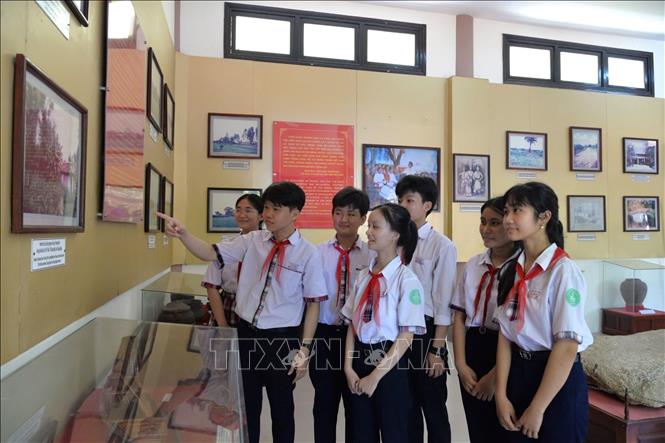 Học sinh tham quan, tìm hiểu về cuộc đời, sự nghiệp Anh hùng dân tộc Trương Định qua các hình ảnh, hiện vật. Ảnh: Đinh Hương - TTXVN