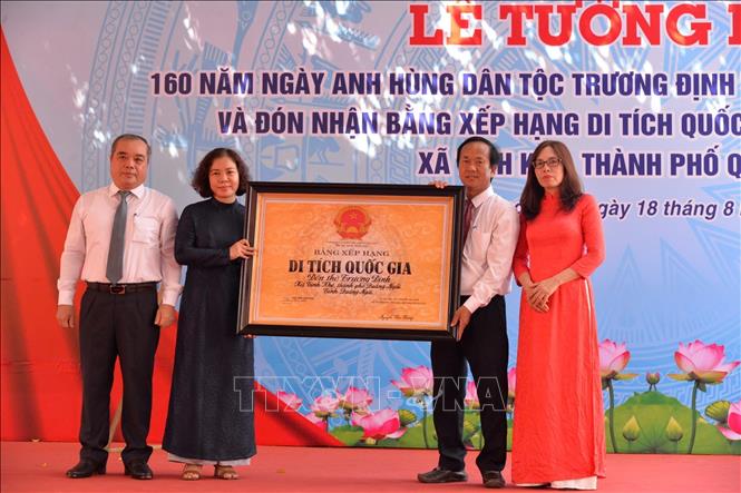 Đại diện Bộ VHTT&DL cùng lãnh đạo tỉnh Quảng Ngãi trao Bằng xếp hạng di tích quốc gia Đền thờ Trương Định cho thành phố Quảng Ngãi và Ban quản lý đền thờ Trương Định. Ảnh: Đinh Hương - TTXVN
