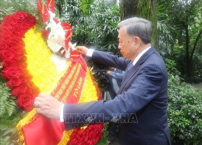Party General Secretary and President To Lam pays floral tribute to martyr Pham Hong Thai. VNA Photo: Trí Dũng