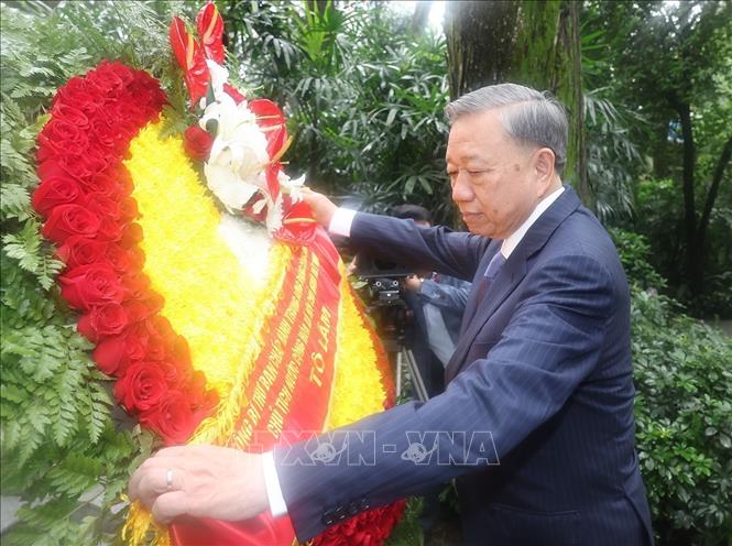 Party General Secretary and President To Lam pays floral tribute to martyr Pham Hong Thai. VNA Photo: Trí Dũng