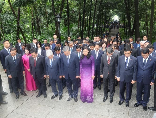 Party General Secretary and President To Lam, his spouse and the Vietnamese delegation pay tribute to martyr Pham Hong Thai. VNA Photo: Trí Dũng