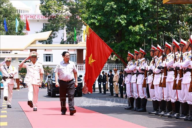 Prime Minister Pham Minh Chinh visit public security force in Dak Lak province. VNA Photo: Dương Giang