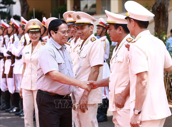 Prime Minister Pham Minh Chinh meets officers, leader of Dak Law province's public security force. VNA Photo: Dương Giang