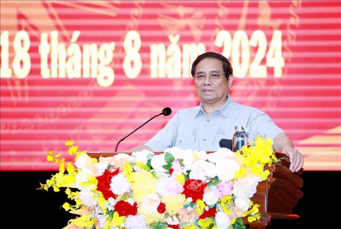 Prime Minister Pham Minh Chinh speaks at the meeting with Dak Lak province's public security force. VNA Photo: Dương Giang