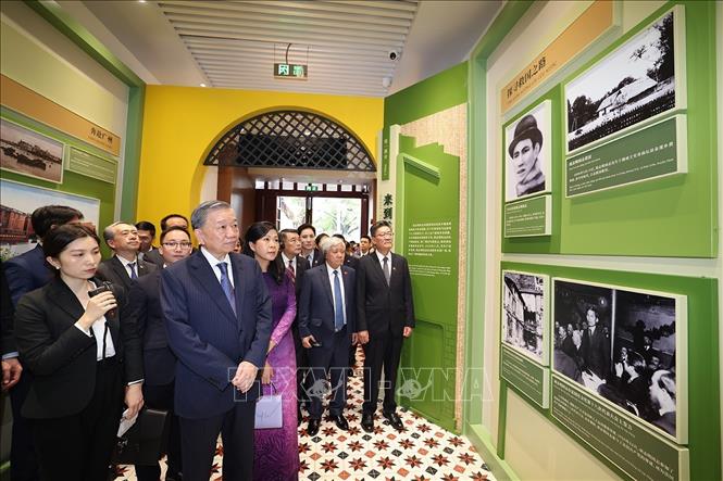 Tổng Bí thư, Chủ tịch nước Tô Lâm và Phu nhân thăm Khu di tích Trụ sở Hội Việt Nam Cách mạng Thanh niên. Ảnh: Trí Dũng – TTXVN