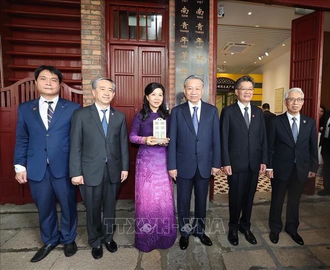Tổng Bí thư, Chủ tịch nước Tô Lâm và Phu nhân cùng các đại biểu chụp ảnh chung tại Khu di tích Trụ sở Hội Việt Nam Cách mạng Thanh niên. Ảnh: Trí Dũng – TTXVN
