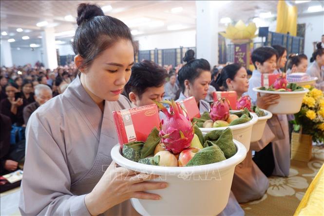 Nghi thức dâng lục cúng dàng do các Phật tử Đạo Tràng chùa Thành dâng cúng Tam Bảo trong Đại lễ Vu Lan - Báo ân báo hiếu. Ảnh: Anh Tuấn - TTXVN