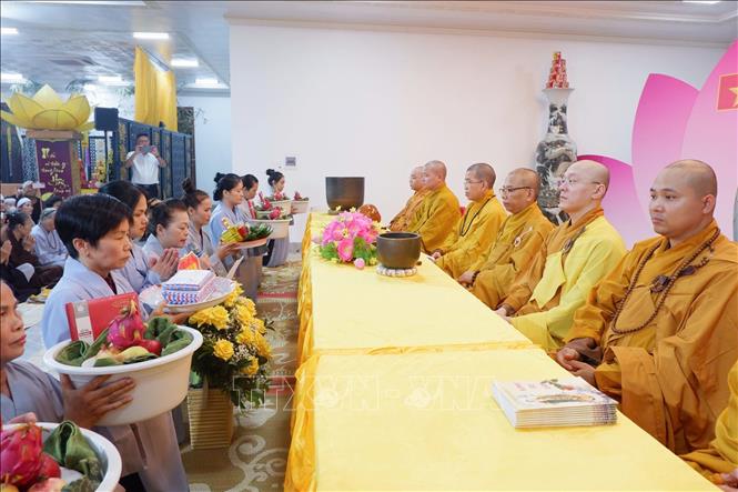 Nghi thức dâng lục cúng dàng do các Phật tử Đạo Tràng chùa Thành dâng cúng Tam Bảo. Ảnh: Anh Tuấn - TTXVN